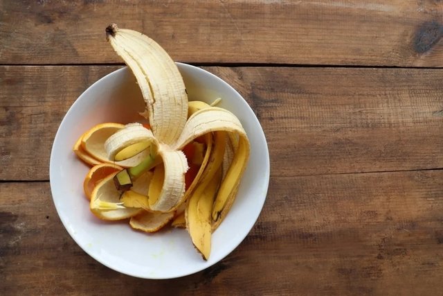  12 principales beneficios de la cáscara de plátano y cómo utilizarla