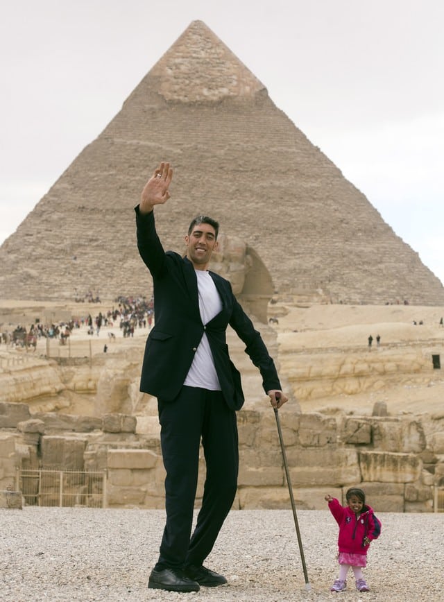  El hombre más alto del mundo y la mujer más baja se encuentran en Egipto - Secretos del Mundo
