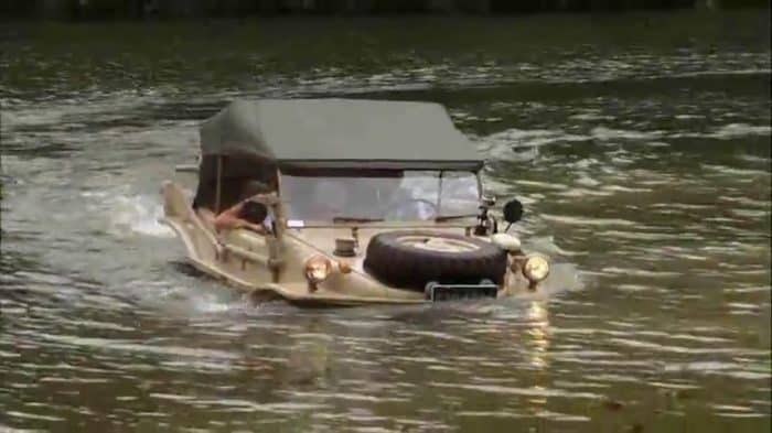  水陆两栖车：诞生于第二次世界大战的车辆，可以变成船。
