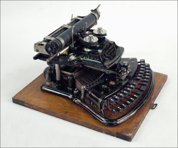  الآلة الكاتبة - تاريخ ونماذج هذه الآلة الميكانيكية